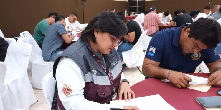 Personal de Protección Civil participa en una jornada de capacitación para fortalecer la coordinación y respuesta ante contingencias en Quintana Roo.