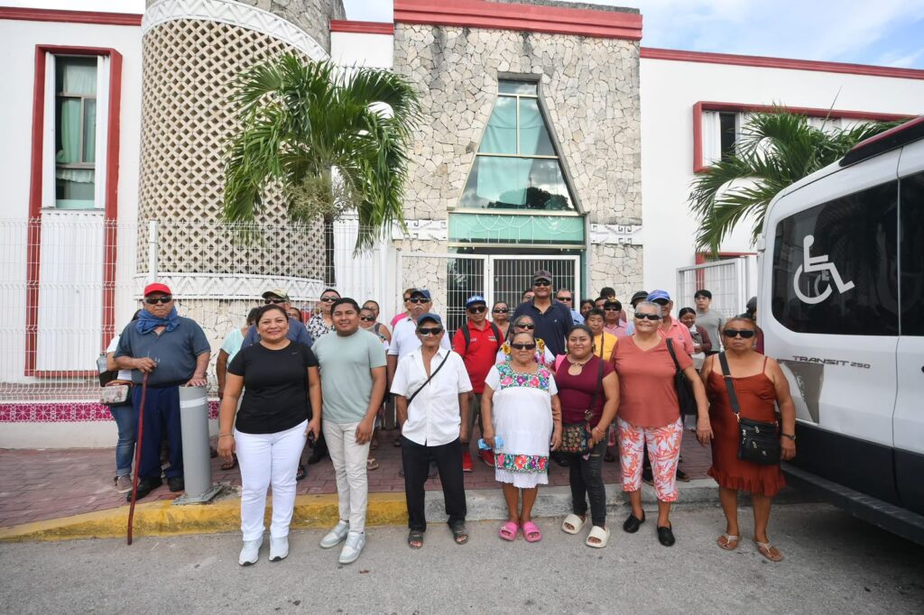Beneficiarios de Felipe Carrillo Puerto reciben valoración médica y retiro de parches tras las cirugías de cataratas en Bacalar.