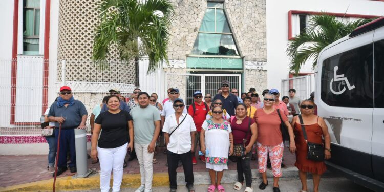 Beneficiarios de Felipe Carrillo Puerto reciben valoración médica y retiro de parches tras las cirugías de cataratas en Bacalar.