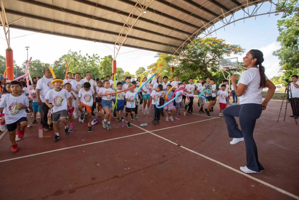 Niñas y niños participan en la inauguración del Curso de Verano Baaxlo’ob Paalalo’ob con actividades recreativas y deportivas en Felipe Carrillo Puerto.