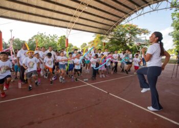 Niñas y niños participan en la inauguración del Curso de Verano Baaxlo’ob Paalalo’ob con actividades recreativas y deportivas en Felipe Carrillo Puerto.