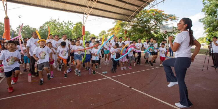 Niñas y niños participan en la inauguración del Curso de Verano Baaxlo’ob Paalalo’ob con actividades recreativas y deportivas en Felipe Carrillo Puerto.