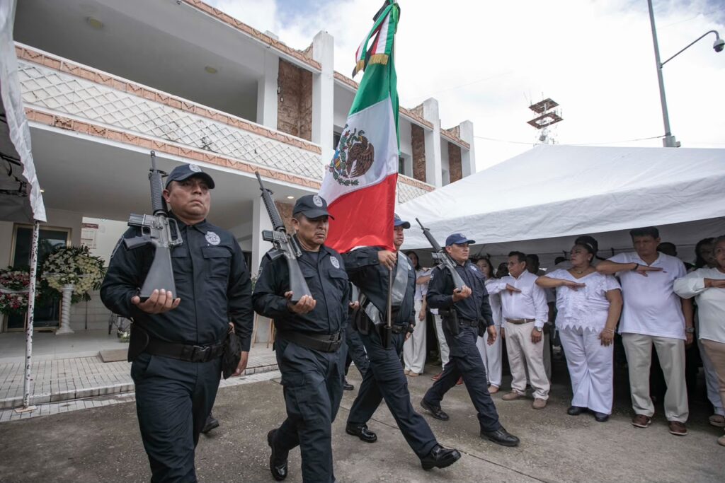 Autoridades municipales y estatales durante la guardia de honor en el homenaje póstumo dedicado a la Lic. Paoly Elizabeth Perera Maldonado.
