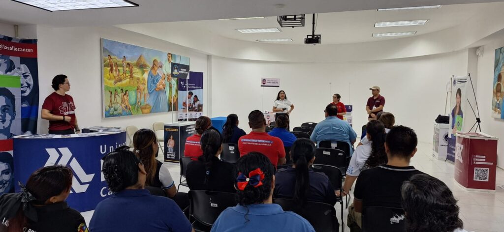 Estudiantes que buscan un lugar en la Educación Media Superior acuden a los módulos de atención habilitados por la SEQ en Quintana Roo.