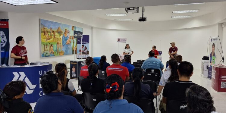 Estudiantes que buscan un lugar en la Educación Media Superior acuden a los módulos de atención habilitados por la SEQ en Quintana Roo.
