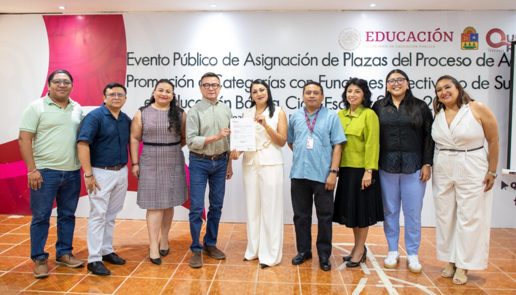 Autoridades educativas durante el proceso de asignación de plazas para el personal docente de Educación Básica en el estado.
