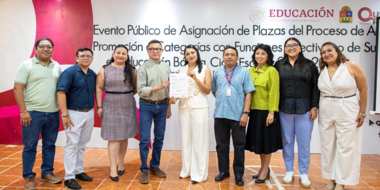 Autoridades educativas durante el proceso de asignación de plazas para el personal docente de Educación Básica en el estado.