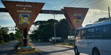 Una unidad de la Ruta Calderitas inicia operaciones para conectar la comunidad con Chetumal y mejorar el transporte público.