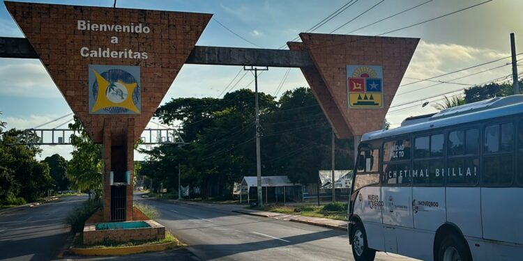Una unidad de la Ruta Calderitas inicia operaciones para conectar la comunidad con Chetumal y mejorar el transporte público.