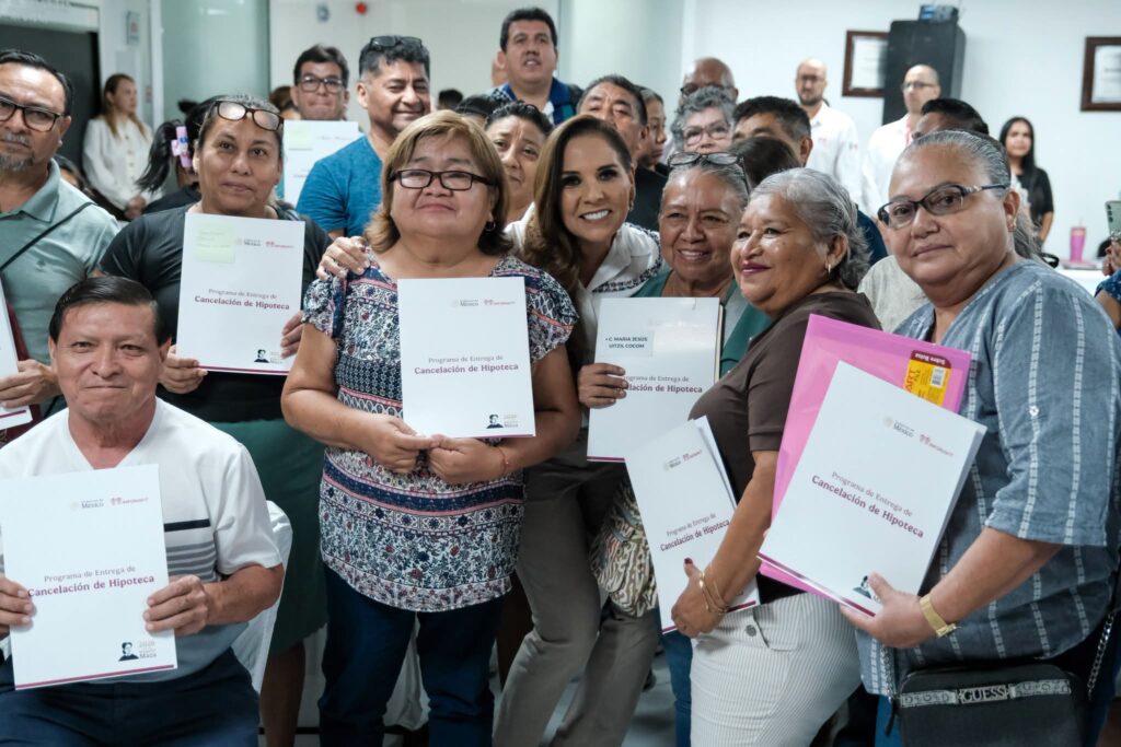 Beneficiarios de Quintana Roo durante la primera jornada de cancelación de hipotecas en coordinación con el Infonavit.