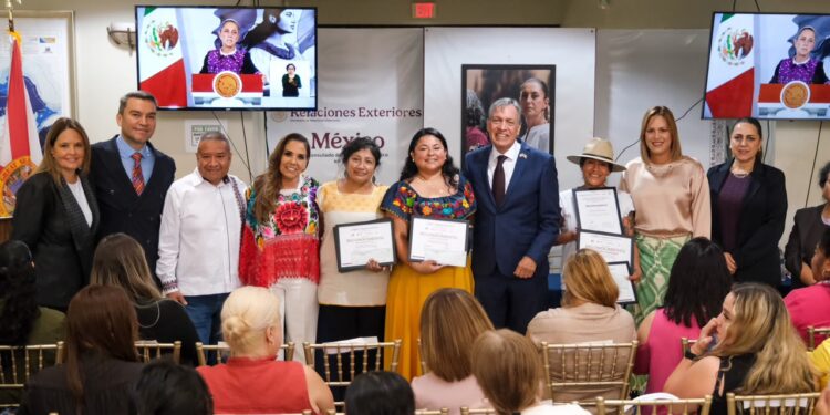 Participantes de Mexicana Emprende 2026 durante la ceremonia de graduación realizada en el Consulado General de México en Orlando.