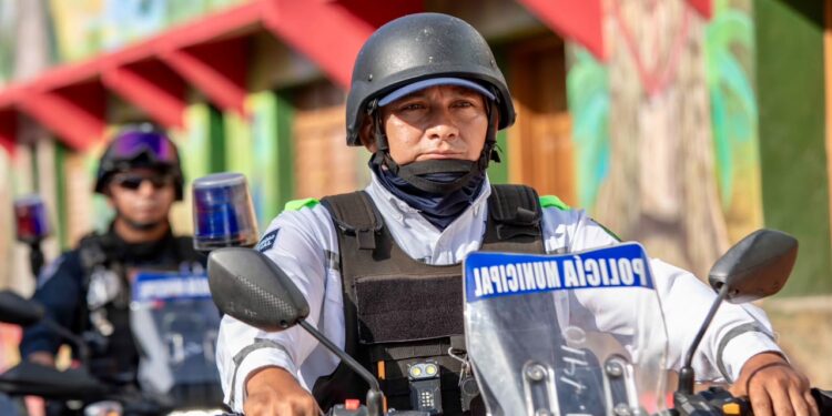 Elementos de Seguridad Pública realizan acciones del operativo Vacaciones seguras 2026 para prevenir accidentes y proteger a habitantes y visitantes en Felipe Carrillo Puerto.