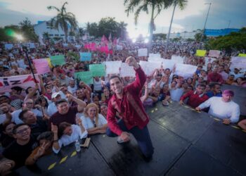 Multitudinaria asistencia de simpatizantes durante la concentración encabezada por Gino Segura en la capital del estado.