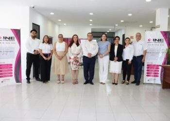 Autoridades electorales y representantes institucionales durante la ceremonia cívica por el inicio del Proceso Electoral Federal 2026-2027.