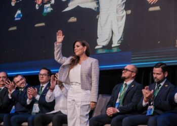 La gobernadora Mara Lezama durante la ceremonia inaugural del congreso de la Asociación Mexicana de Cirujanos de Columna.