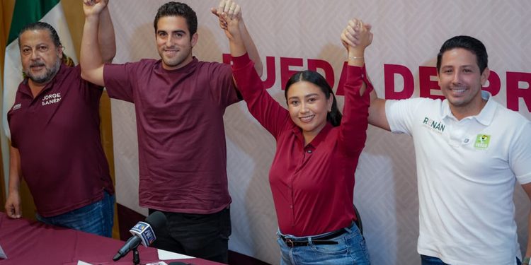 Gino Segura durante la conferencia de prensa en Chetumal donde llamó a la unidad y organización del movimiento.