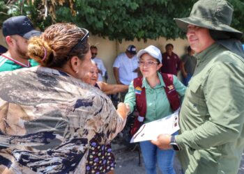 Personal municipal durante los trabajos de instalación de luminarias como parte del programa de iluminación integral en la colonia