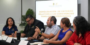 Juzgadores y autoridades del Poder Judicial durante el conversatorio enfocado en optimizar los procesos de justicia familiar.