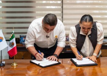 La secretaria de Educación, Elda Xix Euán, y el director del COBAQROO, Jorge Aguilar Rodríguez, durante la firma del convenio de educación superior.