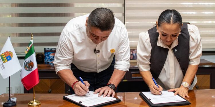 La secretaria de Educación, Elda Xix Euán, y el director del COBAQROO, Jorge Aguilar Rodríguez, durante la firma del convenio de educación superior.