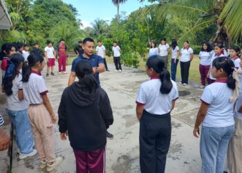 Estudiantes durante las actividades informativas y talleres de prevención y bienestar organizados por el DIF Municipal.