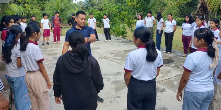 Estudiantes durante las actividades informativas y talleres de prevención y bienestar organizados por el DIF Municipal.