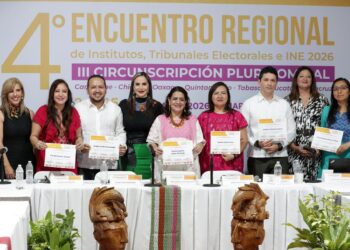Magistraturas del TEQROO durante su participación en las mesas de análisis sobre justicia electoral en la III Circunscripción.