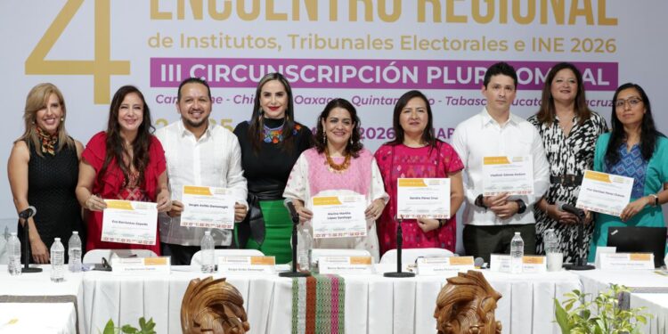Magistraturas del TEQROO durante su participación en las mesas de análisis sobre justicia electoral en la III Circunscripción.