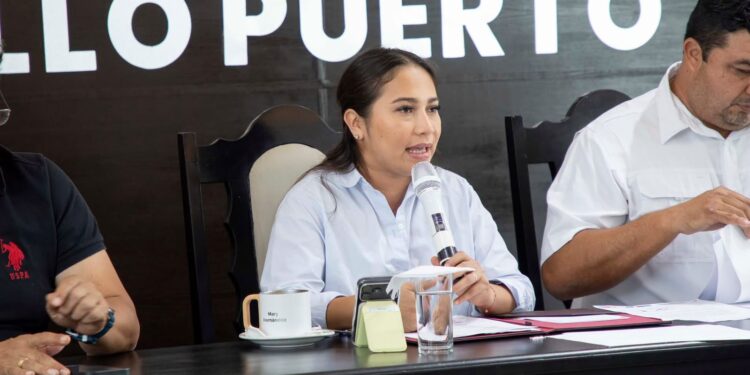 La presidenta municipal Mary Hernández durante la sesión de Cabildo donde se avaló la actualización del Plan Municipal.