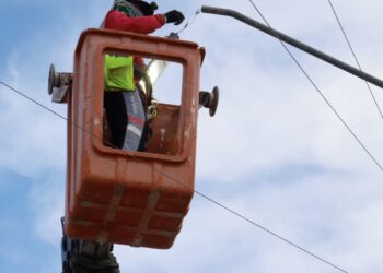 Personal municipal durante la colocación de nuevas luminarias para fortalecer el alumbrado público en la zona habitacional.