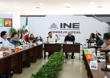 Integrantes del Consejo Local del INE durante la ceremonia cívica de inicio del proceso electoral 2026-2027.