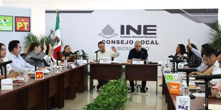 Integrantes del Consejo Local del INE durante la ceremonia cívica de inicio del proceso electoral 2026-2027.