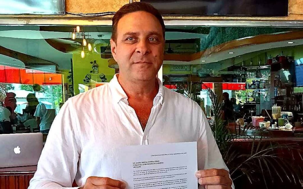 Nabil Eljure durante la conferencia de prensa donde anunció su separación del cargo para participar en el proceso interno.