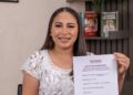 La alcaldesa Mary Hernández muestra el documento que confirma su registro interno para participar en el proceso de Morena.