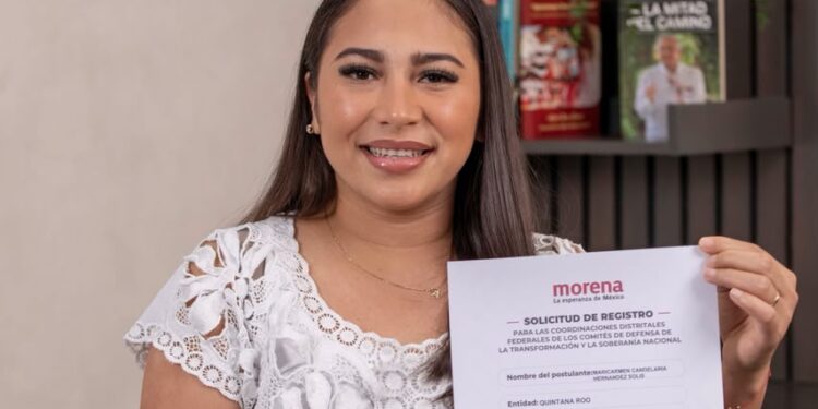 La alcaldesa Mary Hernández muestra el documento que confirma su registro interno para participar en el proceso de Morena.