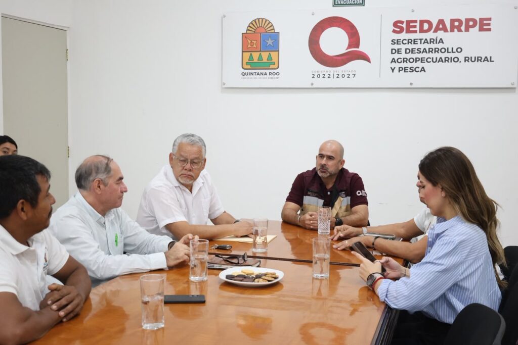 Representantes institucionales y productores durante la firma del acuerdo para el uso de información geoespacial agrícola.