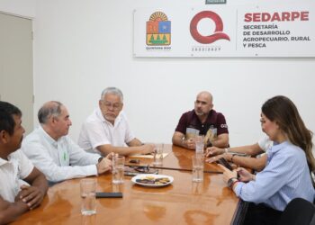 Representantes institucionales y productores durante la firma del acuerdo para el uso de información geoespacial agrícola.