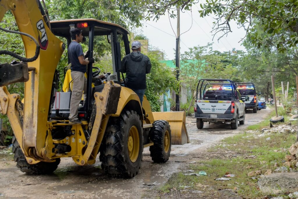 Autoridades municipales durante los trabajos de retiro de escombros y liberación del espacio para la movilidad urbana.