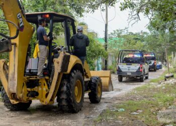 Autoridades municipales durante los trabajos de retiro de escombros y liberación del espacio para la movilidad urbana.