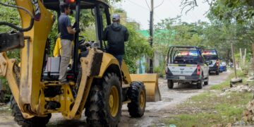 Autoridades municipales durante los trabajos de retiro de escombros y liberación del espacio para la movilidad urbana.