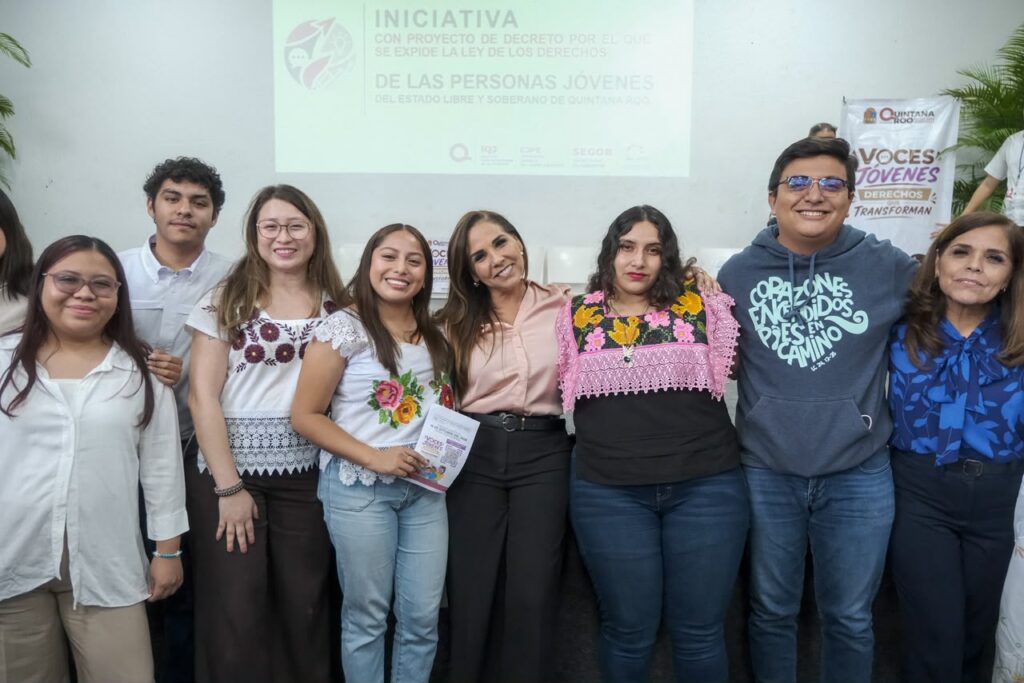 La gobernadora Mara Lezama junto a estudiantes y autoridades durante el foro estatal enfocado en los Derechos de las Juventudes.