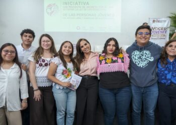 La gobernadora Mara Lezama junto a estudiantes y autoridades durante el foro estatal enfocado en los Derechos de las Juventudes.