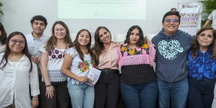 La gobernadora Mara Lezama junto a estudiantes y autoridades durante el foro estatal enfocado en los Derechos de las Juventudes.