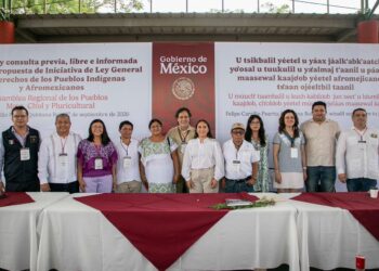 La presidenta municipal Mary Hernández y representantes de comunidades durante las mesas de trabajo de la consulta indígena.