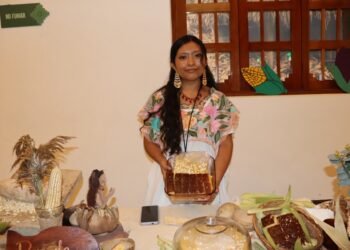 Participantes durante la inauguración de la muestra gastronómica en el marco del Festival del Maíz.