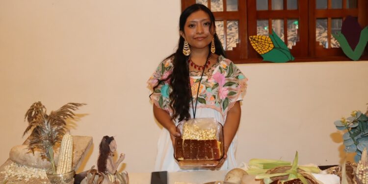 Participantes durante la inauguración de la muestra gastronómica en el marco del Festival del Maíz.