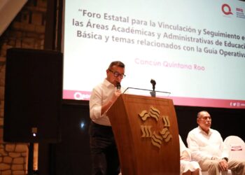 Autoridades educativas y supervisores de Educación Básica durante el desarrollo del foro enfocado en la Guía Operativa.