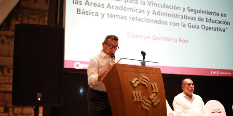 Autoridades educativas y supervisores de Educación Básica durante el desarrollo del foro enfocado en la Guía Operativa.