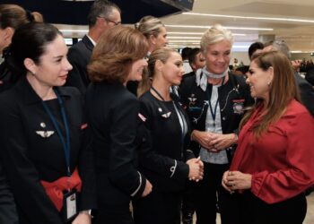 La gobernadora Mara Lezama y directivos de Air France durante la conmemoración de los 15 años de la conexión aérea con París en el Aeropuerto Internacional de Cancún.