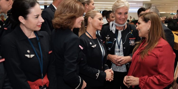 La gobernadora Mara Lezama y directivos de Air France durante la conmemoración de los 15 años de la conexión aérea con París en el Aeropuerto Internacional de Cancún.